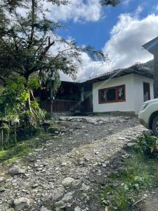 een huis met een auto ervoor geparkeerd bij LA RIVIERA Posada Campestre in Bolívar