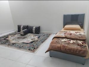 Ένα ή περισσότερα κρεβάτια σε δωμάτιο στο شقق طريق الخرج