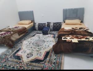 Ένα ή περισσότερα κρεβάτια σε δωμάτιο στο شقق طريق الخرج