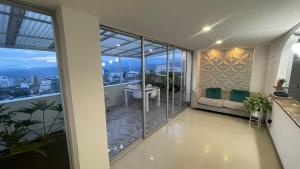 马尼萨莱斯Hermoso apartamento en Manizales的一间可以欣赏城市景观的客厅