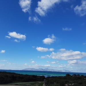 una vista sull'oceano con cielo azzurro e nuvole di Kochylari Apartments a Kefalos