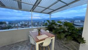 马尼萨莱斯Hermoso apartamento en Manizales的阳台上的桌子和椅子，可以欣赏美景