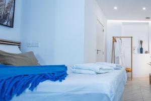 a bedroom with blue walls and a bed with blue sheets at Alvor Serene House I in Alvor