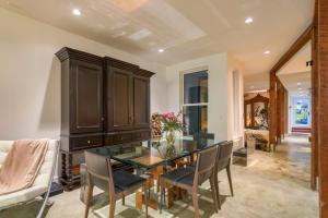 Χώρος καθιστικού στο Open-Plan Gold Rush Suite In Central SF - Location and Luxury