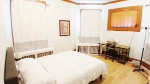 Rúm í herbergi á Neat bedroom with Exclusive bath -FREE WIFI-Self check in- New London-Mystic