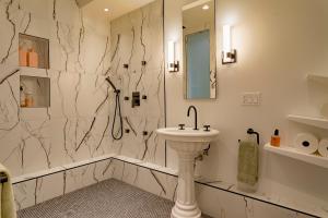 Ένα μπάνιο στο Open-Plan Gold Rush Suite In Central SF - Location and Luxury