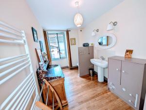 LusignanMaison Galice à Lusignan village médiéval - Base loisir gratuite- 30 min Futuroscope的带水槽和镜子的浴室 更多85张照片