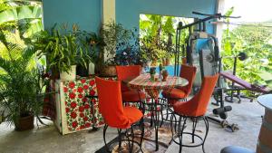 un patio con tavolo, sedie e piante di Argalo Suites 2 a Laborie