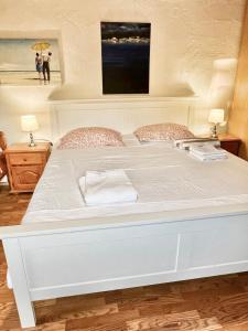 un grande letto bianco in una stanza di Apartments Lucy a Milna