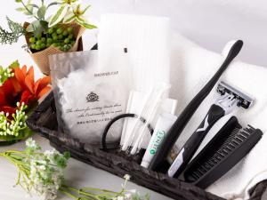 a black basket with a hairbrush and other items at APA Hotel Tonami Ekimae in Tonami +22 photos