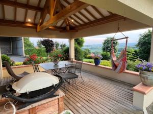 Balkón nebo terasa v ubytování Charme du Velay : Maison de caractère avec cheminée, terrasse et équipements bébé à St-Paulien - FR-1-582-266