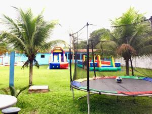 un patio de recreo en un parque con palmeras en Sítio do Lelei, en Nova Iguaçu 9 fotos más