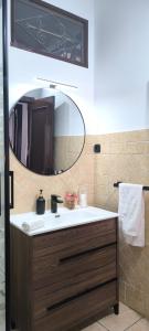 a bathroom with a sink and a mirror at Un Rincón en Alcalá in Alcalá de Henares