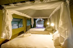 Un pat sau paturi într-o cameră la Urban Camp