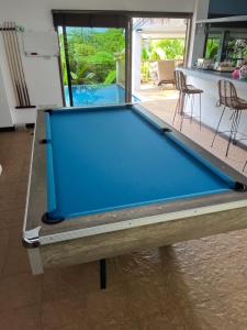 拉迈Pink House的客厅中央的台球桌