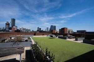a rooftop garden with a view of the city at Luxury 2 Bed Penthouse Manchester Large Balcony in Manchester
