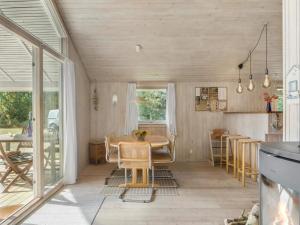 une salle à manger avec une table et des chaises dans l'établissement 8 person holiday home in Rødby, à Rødby 9 autres photos