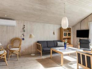 un salon avec un canapé et une table dans l'établissement 8 person holiday home in Rødby, à Rødby