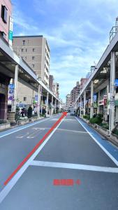 una calle vacía en una ciudad con edificios en GJbb 小岩駅から徒歩6分 羽田空港成田空港行きの直行バス 子連れ, en Tokio