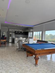 Imagen de la galería de Villa de lujo con piscina, jacuzzi y vista maravillosa, en El Peñol