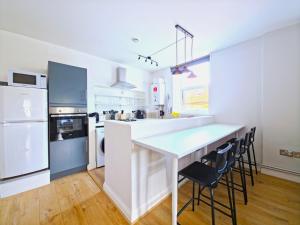 Η κουζίνα ή μικρή κουζίνα στο Near South Wimbledon Station, 2BR, Sleep 7, King beds