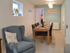 ein Esszimmer mit einem Tisch und einem Stuhl in der Unterkunft Hideaway Cottage in Kingsgate