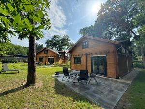 una casa con mesa y sillas en un patio en Huize Eléna, en Lochem