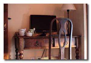 A television and/or entertainment centre at Hotel Restaurante Doña Anita