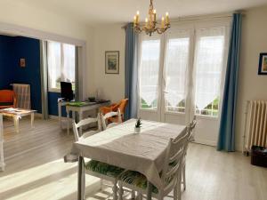 Ruang duduk di Maison moderne près du Château de Chambord, jardin, parking privé, tout confort! - FR-1-491-334