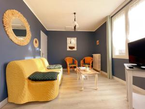 Televisyen dan/atau pusat hiburan di Maison moderne près du Château de Chambord, jardin, parking privé, tout confort! - FR-1-491-334