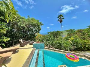The swimming pool at or close to Aqua