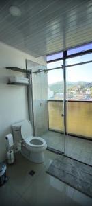 ein Bad mit einem WC und einer Dusche mit einem Fenster in der Unterkunft Apartamento en el centro de Matagalpa in Matagalpa