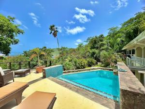 The swimming pool at or close to Aqua