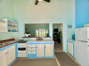 A kitchen or kitchenette at Aqua