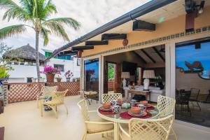 a patio with a table and chairs on a balcony at Villa Colonial en el centro de Puerto Vallarta in Cedro