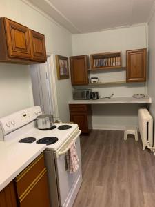 Η κουζίνα ή μικρή κουζίνα στο Marmora and Lake Inn Budget Rooms