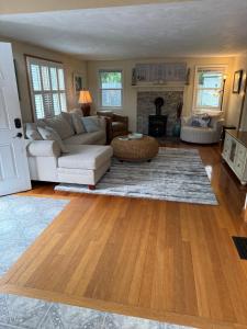 Afbeelding uit fotogalerij van Big Little Beach House in Sagamore Beach