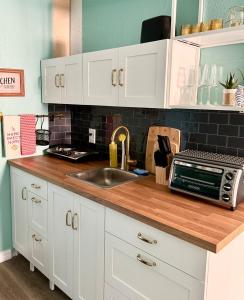 Dapur atau dapur kecil di Guest Suite with Pool