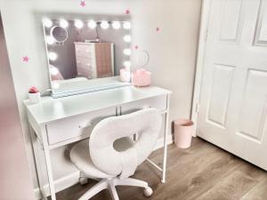 Φωτογραφία από το άλμπουμ του Pink Designed Queen Suite - Game Room - 7 Mins From Airport σε Riverdale