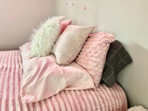 Ένα ή περισσότερα κρεβάτια σε δωμάτιο στο Pink Designed Queen Suite - Game Room - 7 Mins From Airport +32 φωτογραφίες