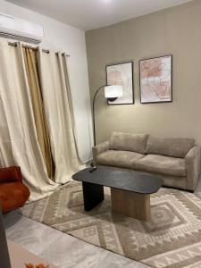 a living room with a couch and a table at Cosy, accessible, comme et sécure in Kinshasa