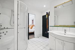 Koupelna v ubytování Spacious, 2 Bed, 2 Bath Central City Retreat + 15 fotografií