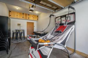 une pièce avec un panier de basket et un filet dans l'établissement Estes Park Luxury Family Retreat, à Estes Park