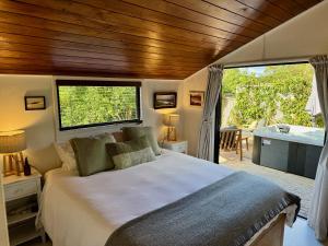 Voodi või voodid majutusasutuse Raglan View Cottage toas