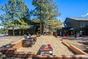 un patio avec des chaises et une table dans le sable dans l'établissement Estes Park Luxury Family Retreat, à Estes Park 22 autres photos