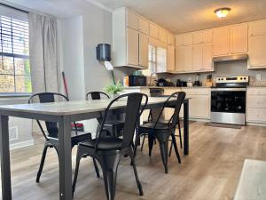 Η κουζίνα ή μικρή κουζίνα στο Vintage Queen Suite - 7 Mins From ATL Airport