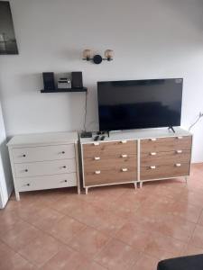 TV/trung tâm giải trí tại Apartamento 30 m al mar maravillosa vista mar, playa, piscina