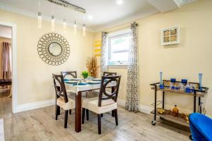 een eetkamer met een tafel en stoelen bij 2 Bedroom East-York bungalow in Toronto +2 foto's