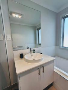 Koupelna v ubytování Contemporary Coastal Retreat + 29 fotografií