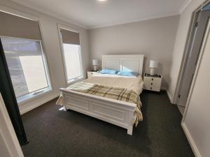 Postel nebo postele na pokoji v ubytování Contemporary Coastal Retreat